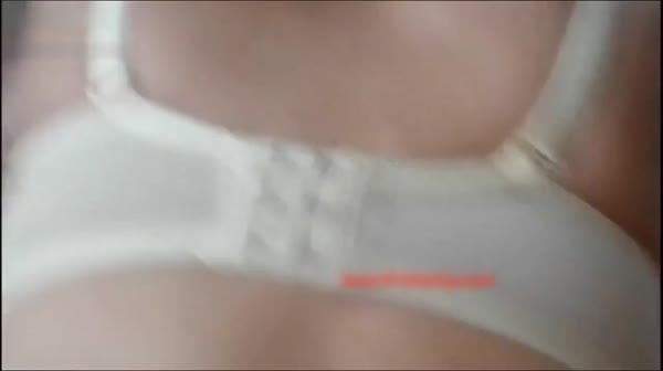 趁朋友出差约他性感漂亮的女友来家做客,期间不停挑逗终于就范,床上客厅不停爆操,女说：我有点不好意思.国语!
